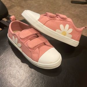 Oldnavy girl shoes new without tags, size 9